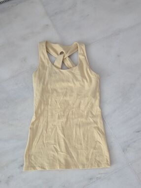 Stem Sleeveless Twist-Back Tank Top in Pale Yellow